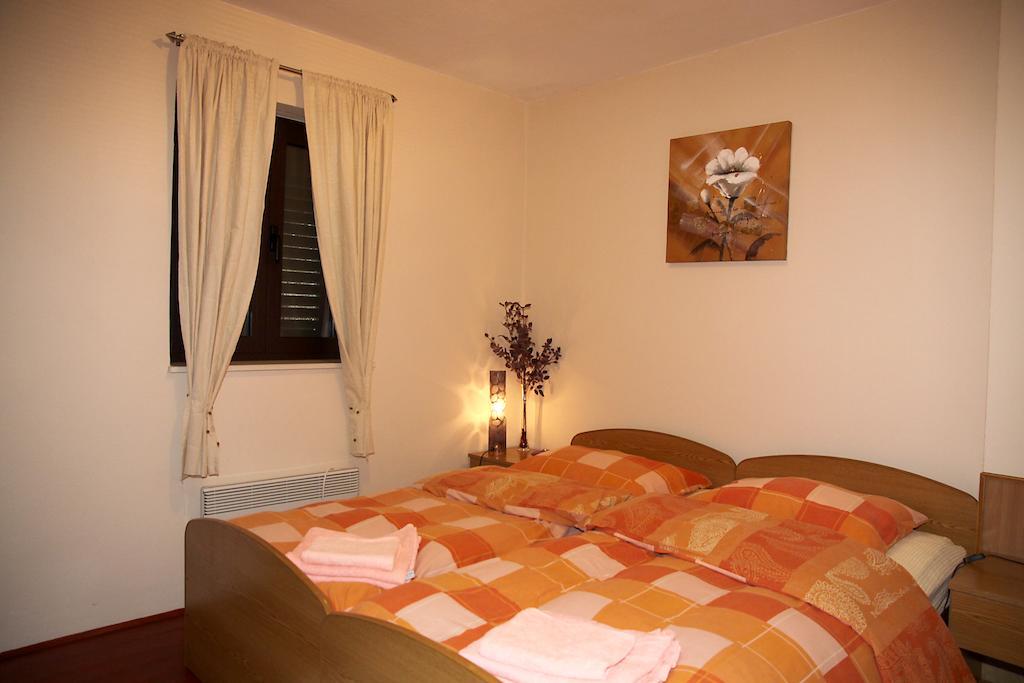 Apartments " Happy Villa " Splitska Ngoại thất bức ảnh