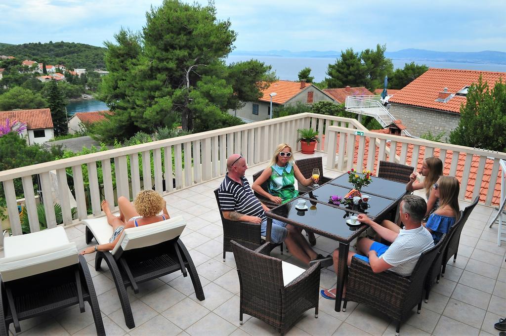 Apartments " Happy Villa " Splitska Ngoại thất bức ảnh