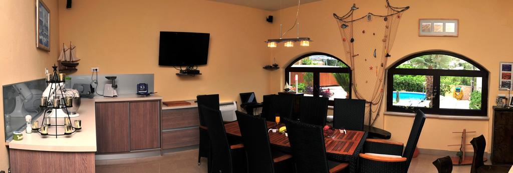 Apartments " Happy Villa " Splitska Ngoại thất bức ảnh