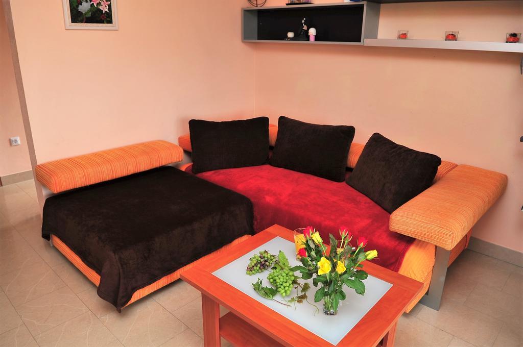 Apartments " Happy Villa " Splitska Ngoại thất bức ảnh