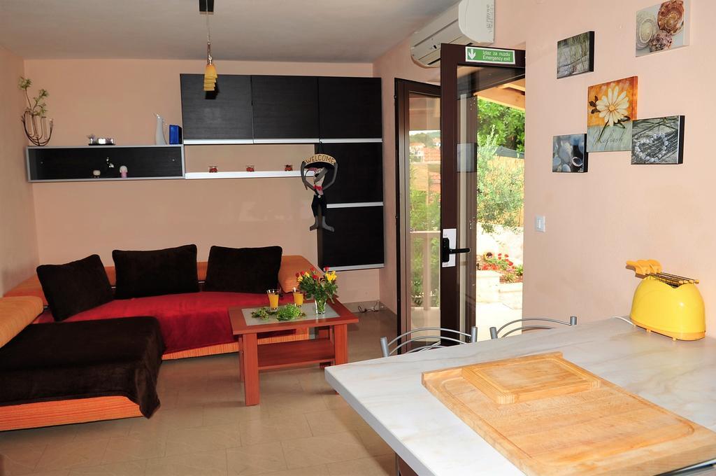 Apartments " Happy Villa " Splitska Ngoại thất bức ảnh